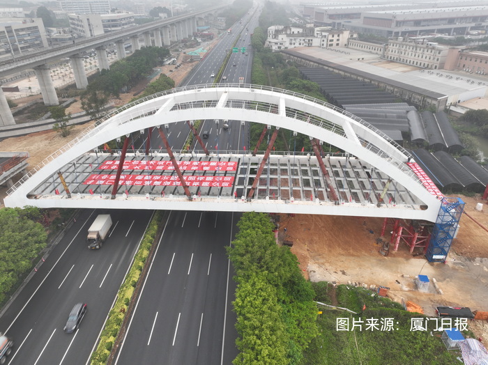 廈門日報(bào)：11天“上跨”沈海高速廈門段 2054噸鋼拱橋?qū)崿F(xiàn)“毫米級(jí)誤差”落腳 跨徑達(dá)90米，頂推距離82.15米，刷新國內(nèi)同類型施工紀(jì)錄